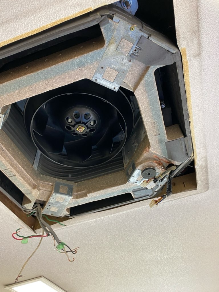 天井カセット型エアコンの分解中