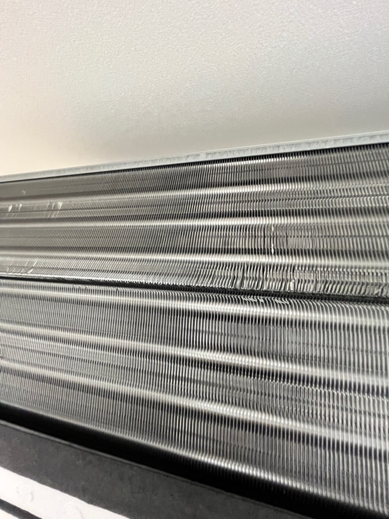 エアコン洗浄後でピカピカになった様子